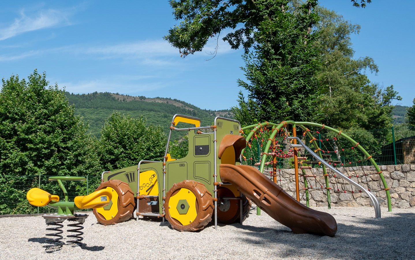 Jeux extérieurs pour enfants du Camping Lac de Villefort