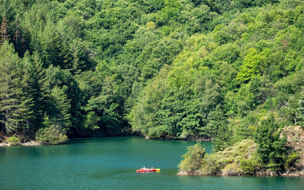 Canoë au départ du Camping Lac de Villefort, au pied du Mont Lozère