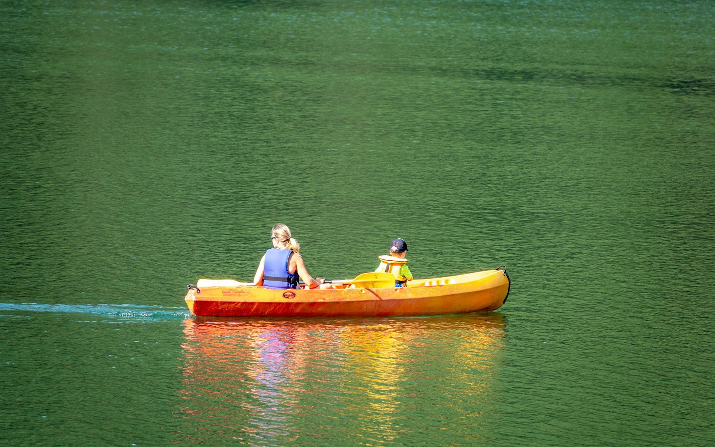 Canoë en famille lors des vacances d'été au Camping Lac de Villefort