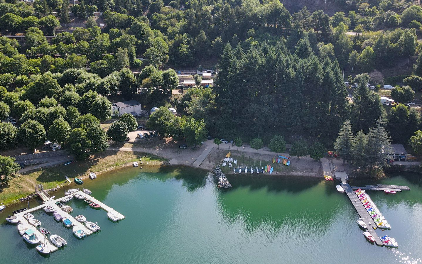Camping Lac de Villefort, port et base nautique vus de drone