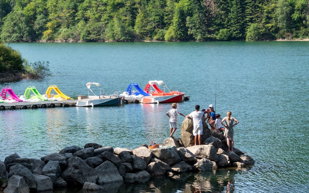 Plage du lac de Villefort en Cévennes, baignade à proximité du camping