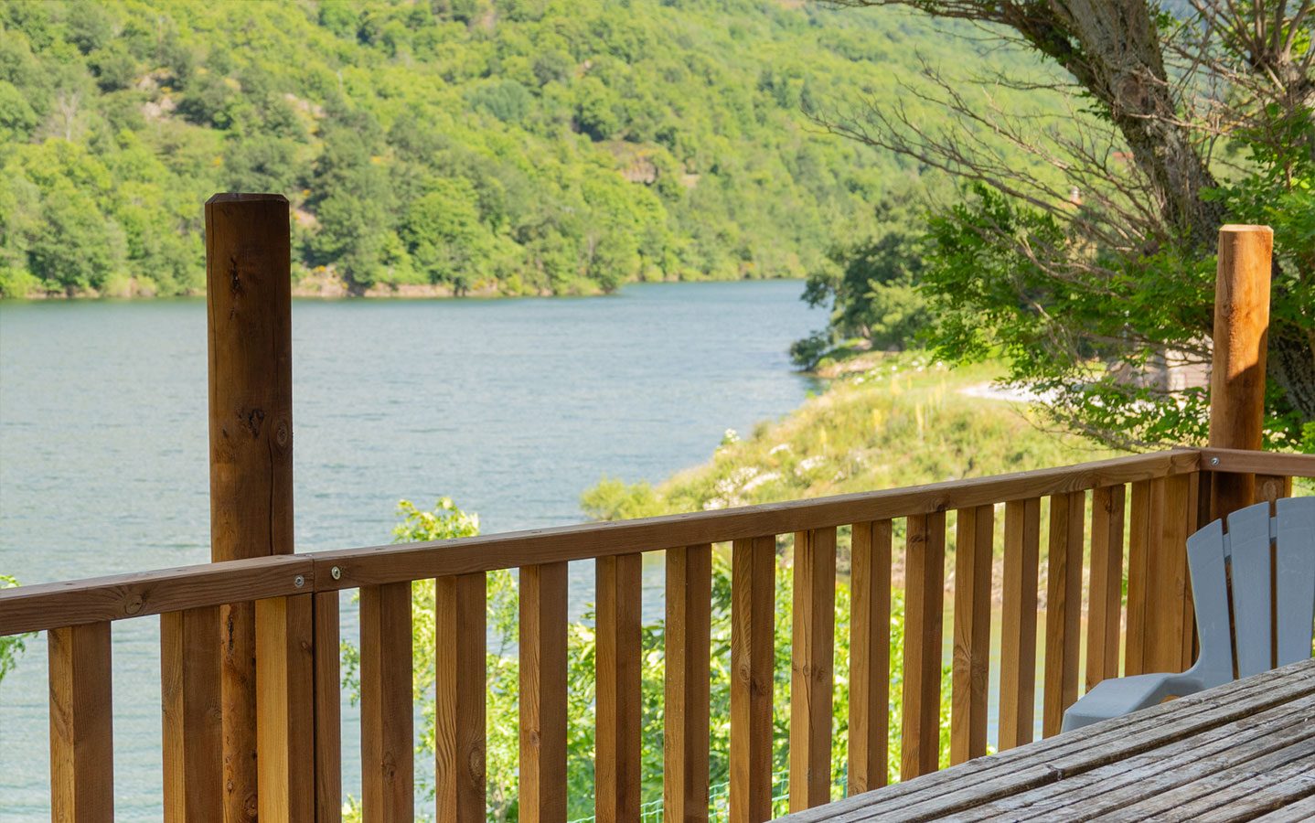 Vue depuis la terrasse d'une tente lodge au Lac de Villefort