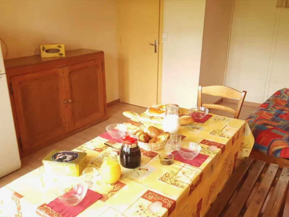 Camping-du-lac-chalet-T5-salon