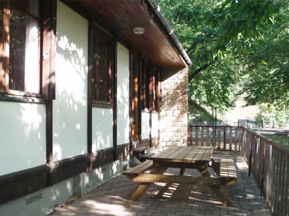 Camping-du-lac-chalet-T8-terrasse