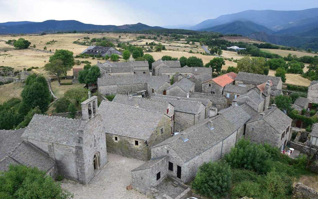 Village fortifié de la Garde-Guérin et panorama sur le Mont Lozère
