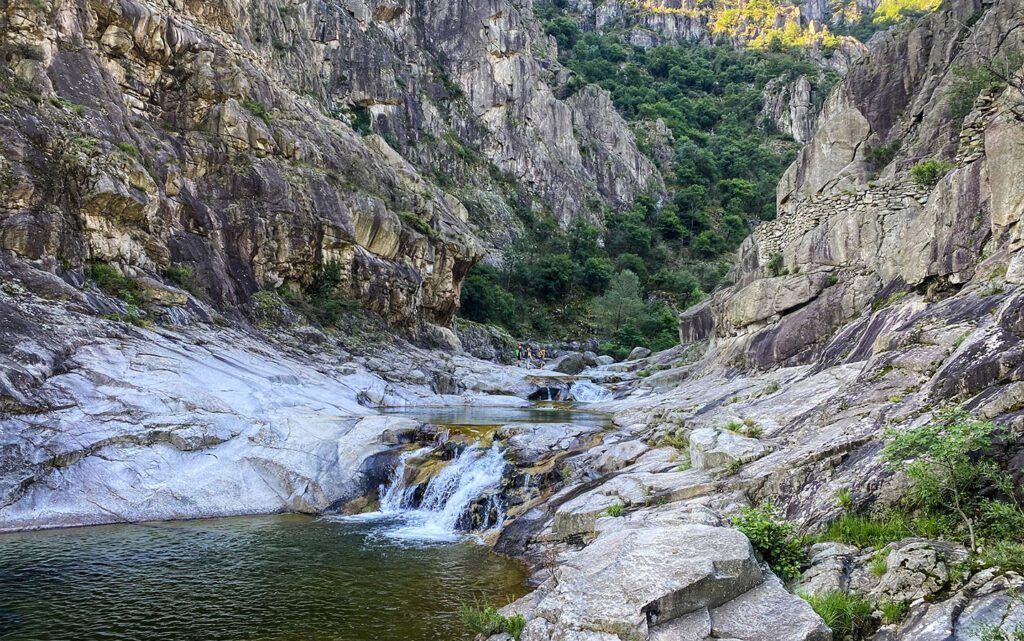 Gorges du Chassezac, canyon spectaculaire pour le canyoning et l'escalade en Cévennes
