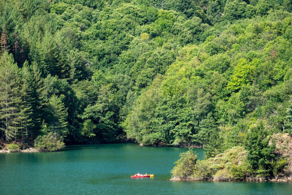 Que faire dans les Cévennes ? Canoë sur le lac de villefort