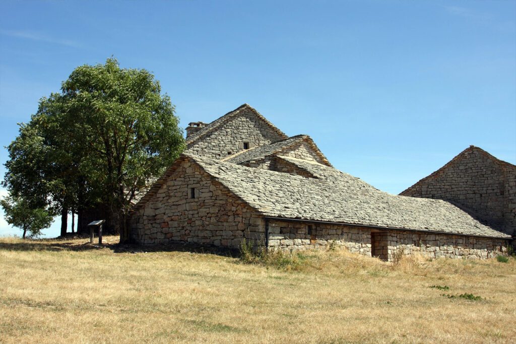 Que faire au lac de Villefort ? fermes