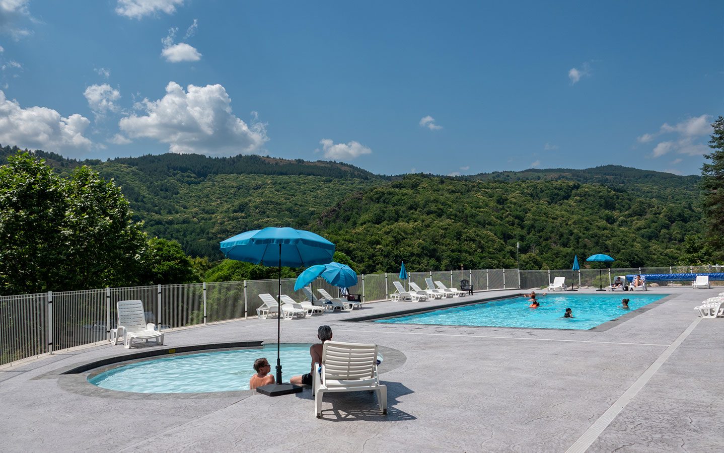 Piscine chauffée du Camping Lac de Villefort en Cévennes