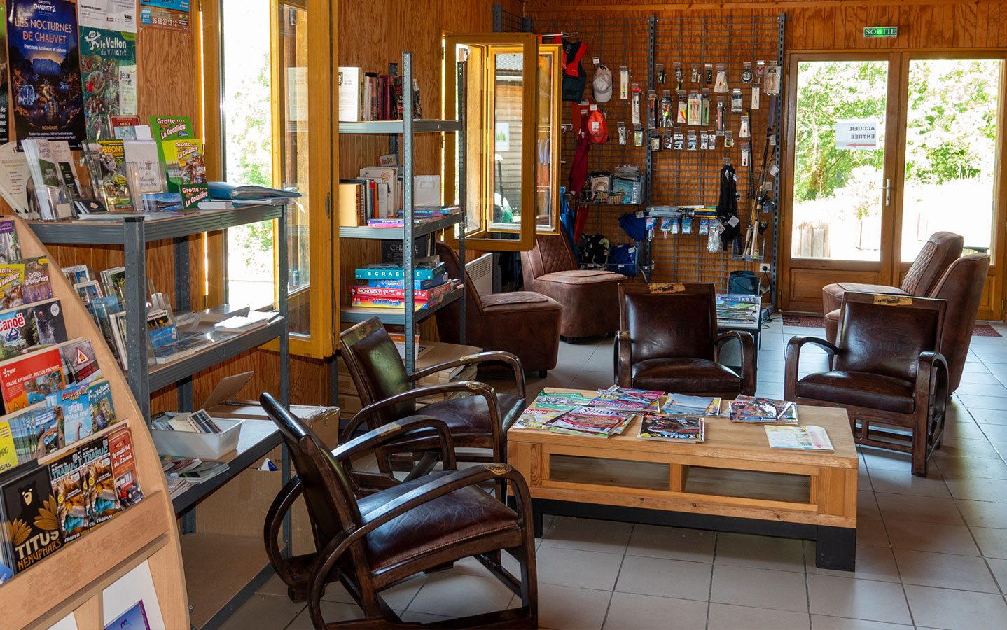 Salon d'accueil du Camping Lac de Villefort