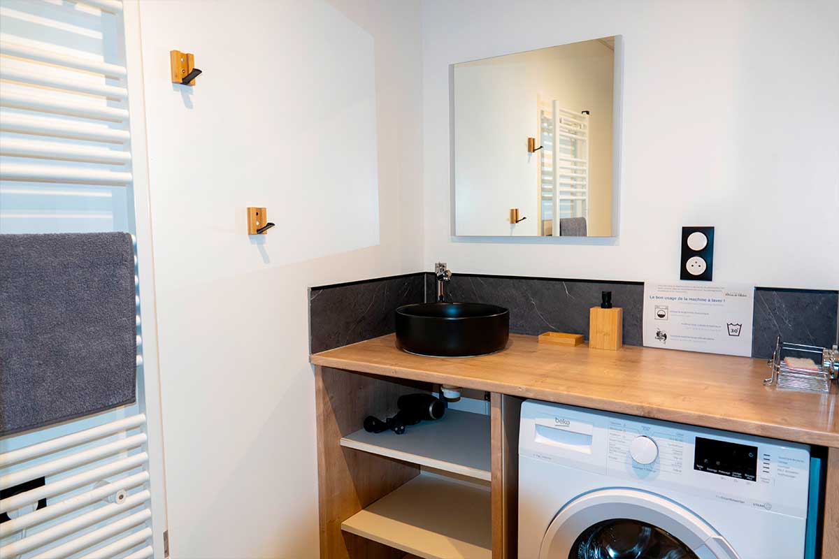 Salle de bain du chalet 3 chambres, Camping Lac de Villefort
