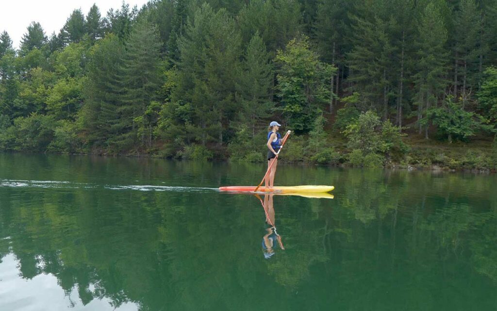 Sports dans les Cévennes, paddle sur le lac de Villefort