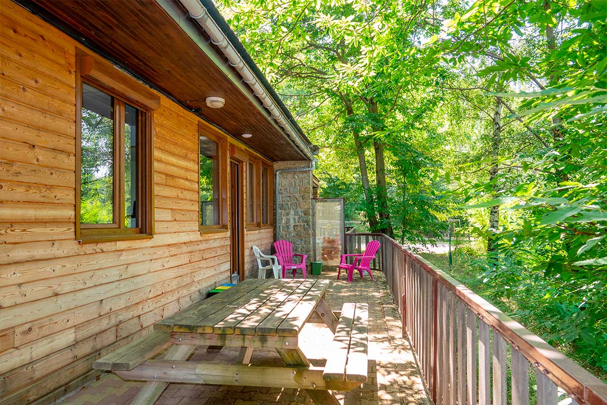 Terrasse du chalet 3 chambres au Camping Lac de Villefort, Lozère