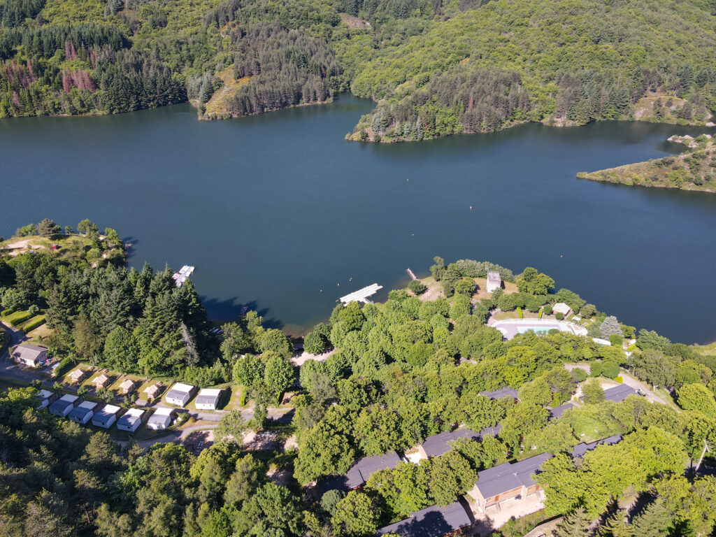 Vue aérienne du lac de Villefort et des Cévennes au fil des saisons
